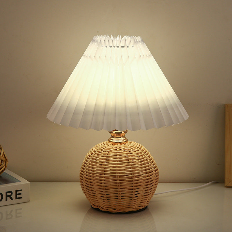 Nordische Rattan-Faltenstoff konische LED-Tischlampe 1-Flammig