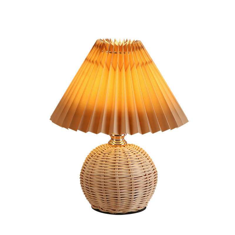 Nordische Rattan-Faltenstoff konische LED-Tischlampe 1-Flammig