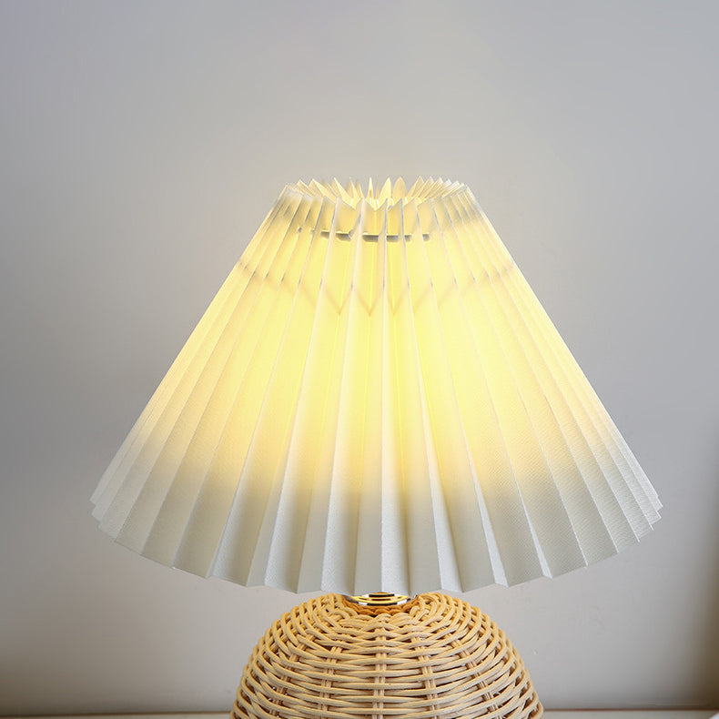Nordische Rattan-Faltenstoff konische LED-Tischlampe 1-Flammig