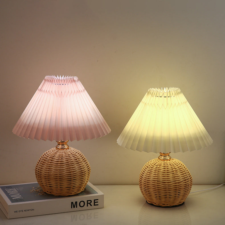 Nordische Rattan-Faltenstoff konische LED-Tischlampe 1-Flammig