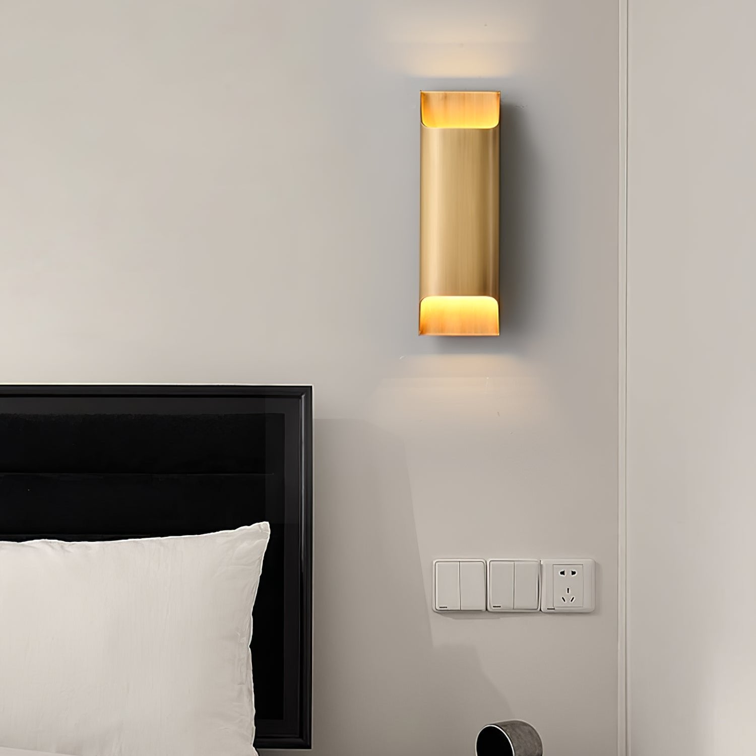 Applique da parete moderna curva in ottone con LED a 1 luce
