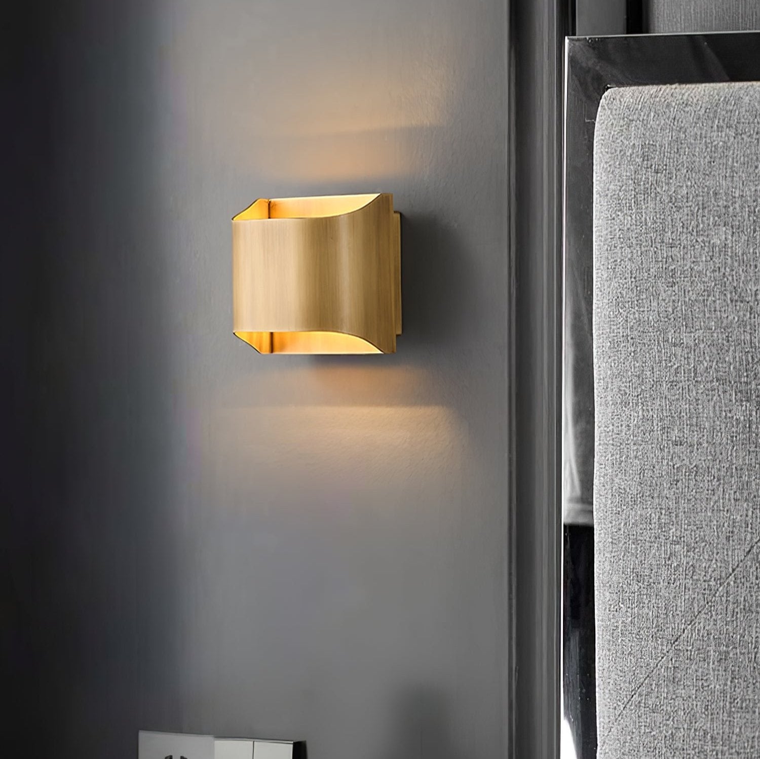 Applique da parete moderna curva in ottone con LED a 1 luce