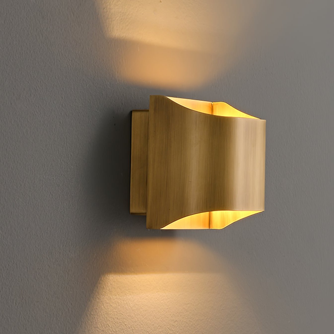 Applique da parete moderna curva in ottone con LED a 1 luce