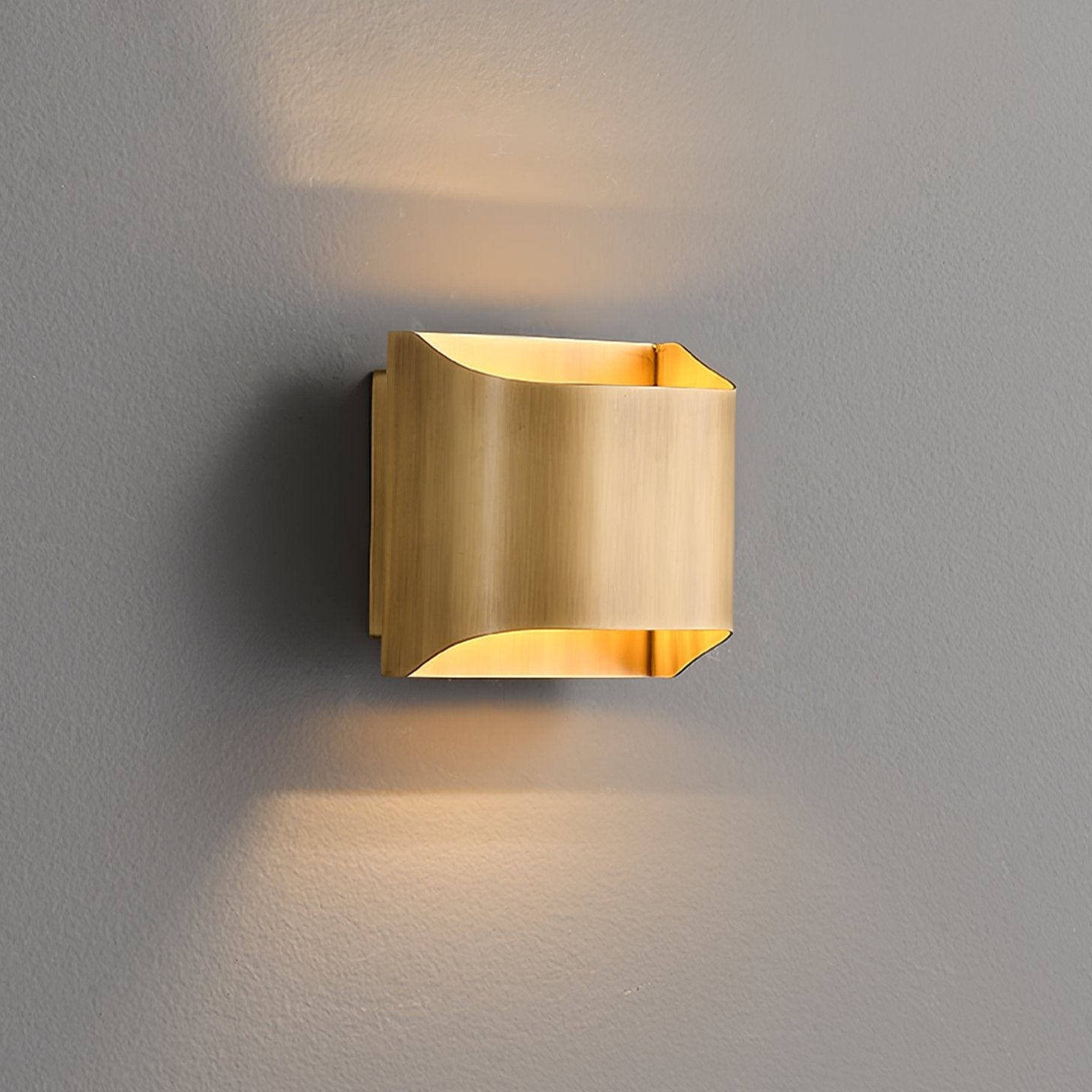 Applique da parete moderna curva in ottone con LED a 1 luce