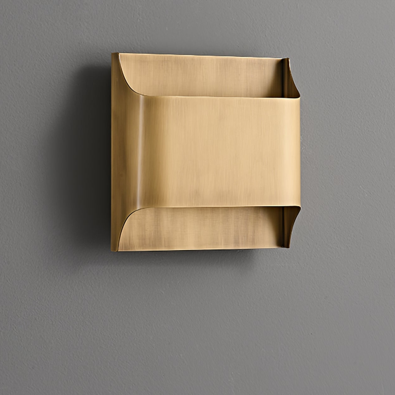 Applique da parete moderna curva in ottone con LED a 1 luce