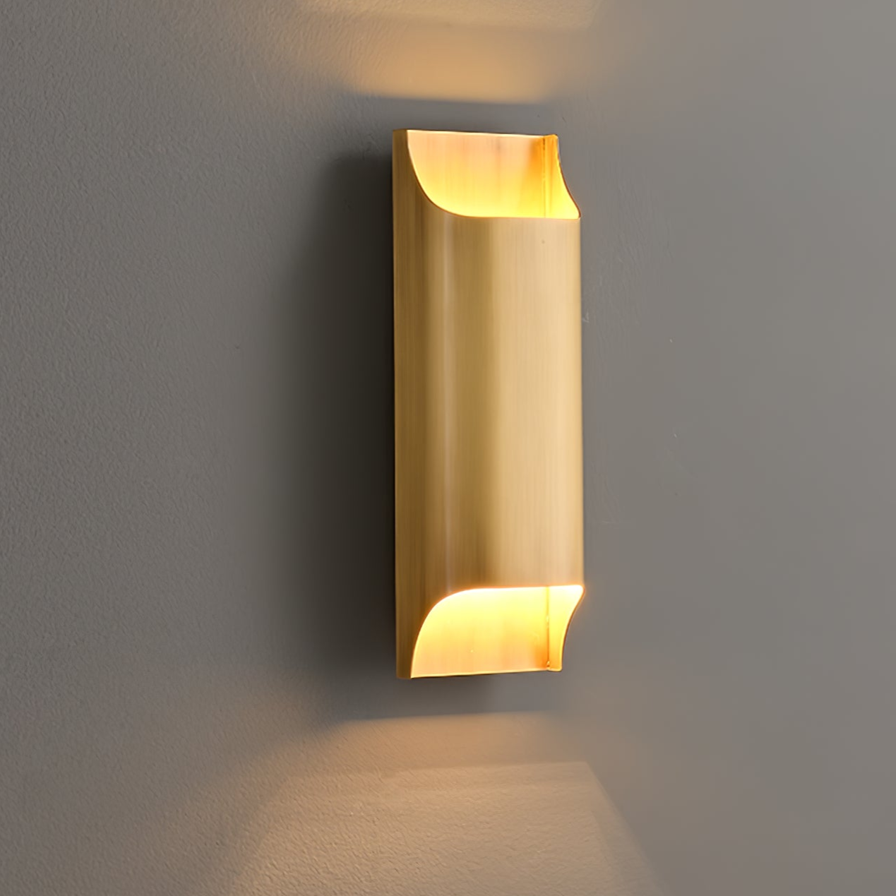 Applique da parete moderna curva in ottone con LED a 1 luce