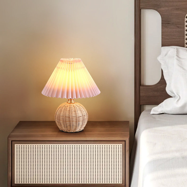 Nordische Rattan-Faltenstoff konische LED-Tischlampe 1-Flammig