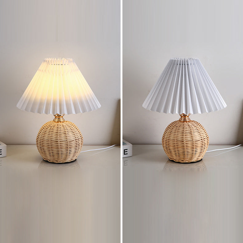 Nordische Rattan-Faltenstoff konische LED-Tischlampe 1-Flammig