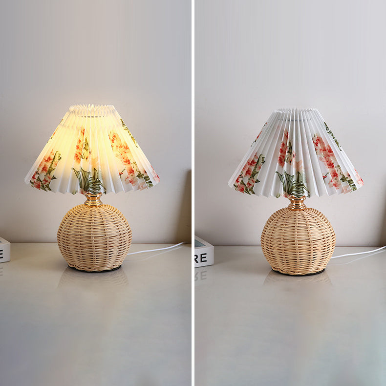 Nordische Rattan-Faltenstoff konische LED-Tischlampe 1-Flammig