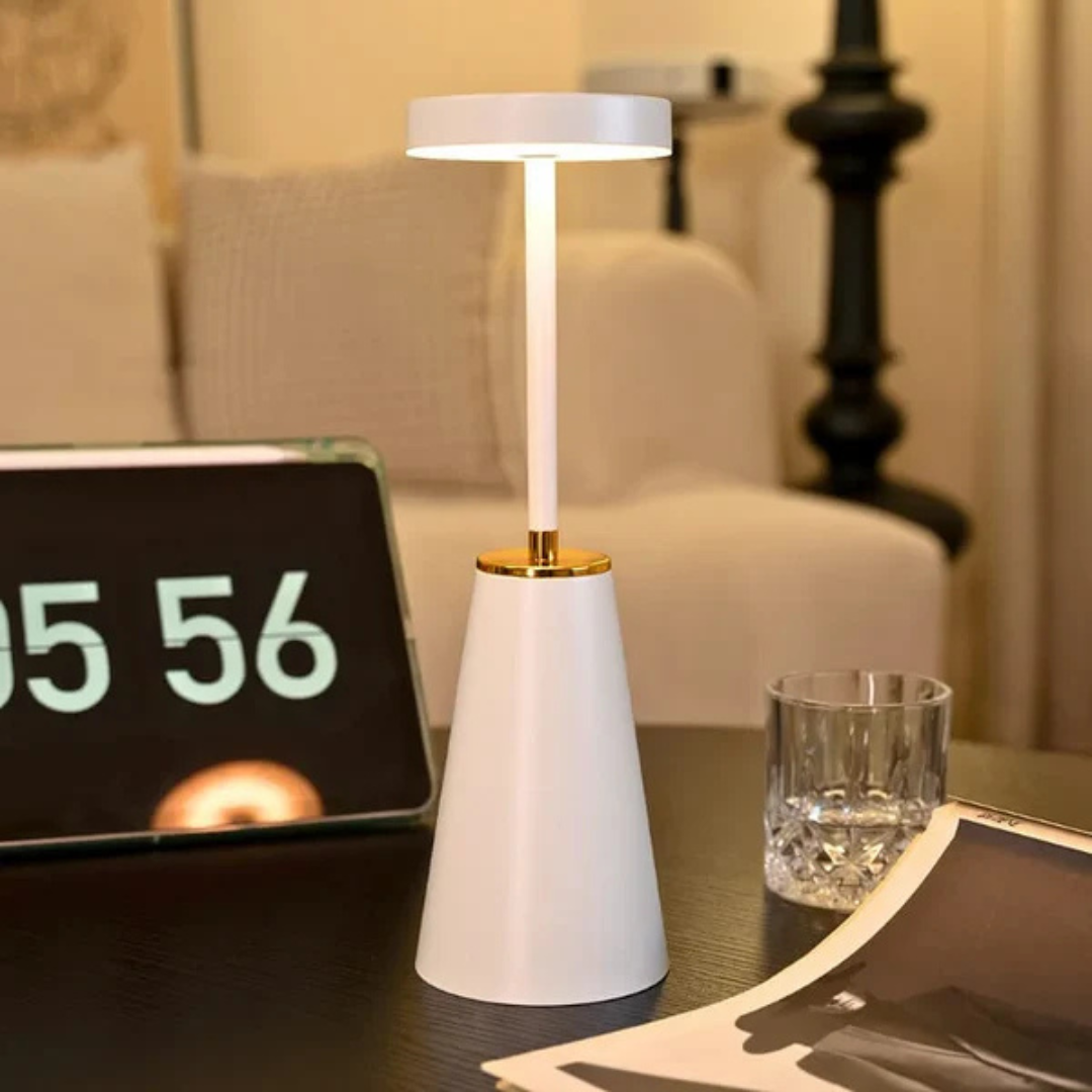 Moderne Eisen Kegel LED wiederaufladbare Tischlampe 1-Flammig