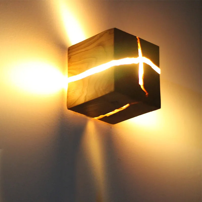 Lampada da parete cubo in legno caldo 1 luce