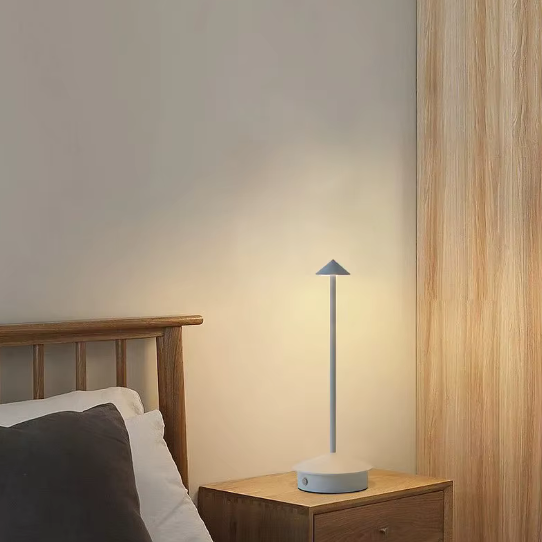 Moderner Aluminium Kegel LED wiederaufladbare Tischlampe 1-Flammig