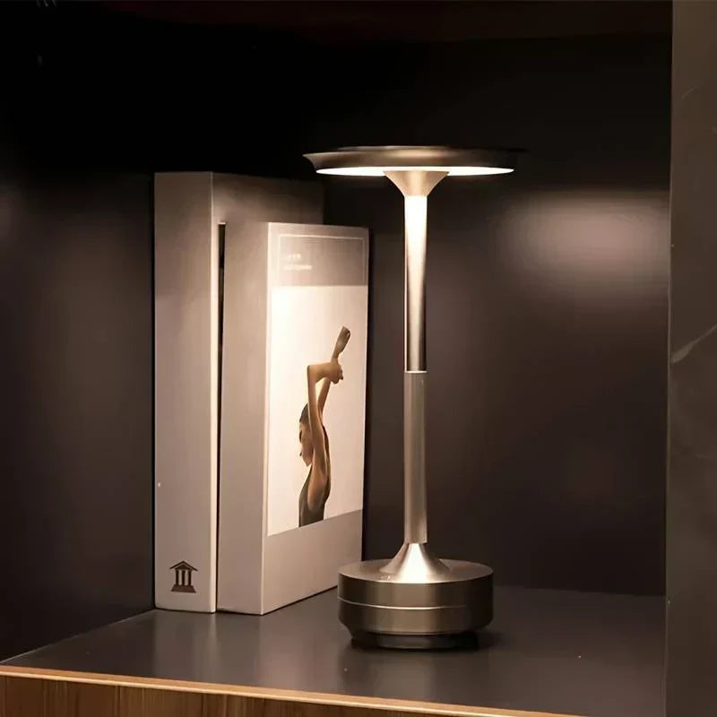 Lámpara de mesa moderna recargable LED de cono de latón de 1 luz