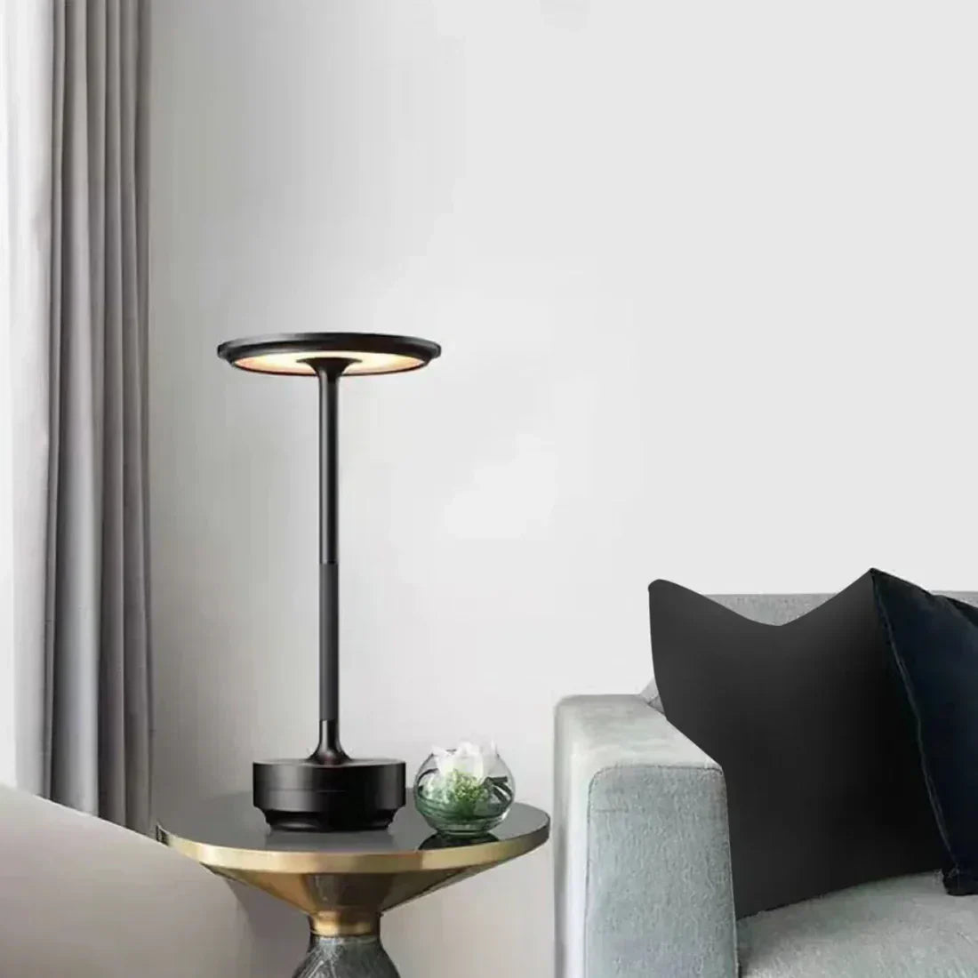 Lámpara de mesa moderna recargable LED de cono de latón de 1 luz