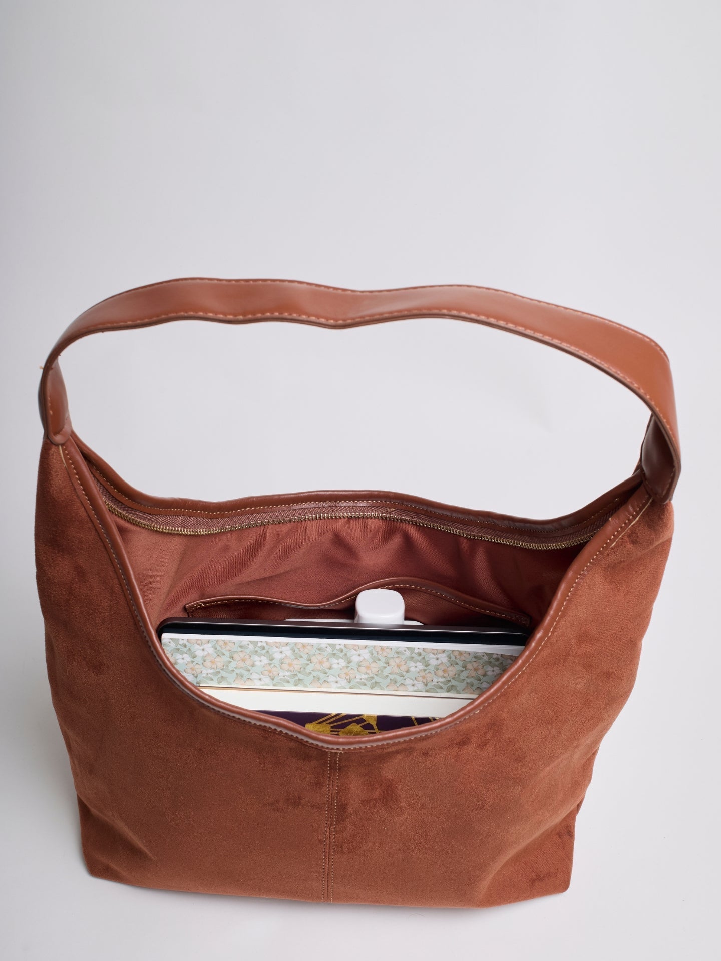 HÅNDTASKE | RUSKIND HOBO-TASKE MED MINIMALISTISK DESIGN OG ENKELT REM