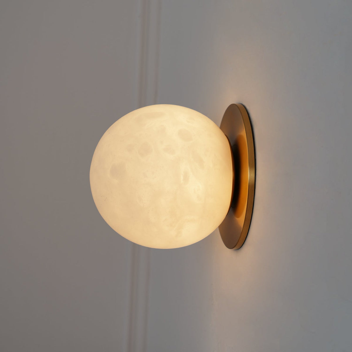 Applique da parete in alabastro a globo con LED a 1 luce