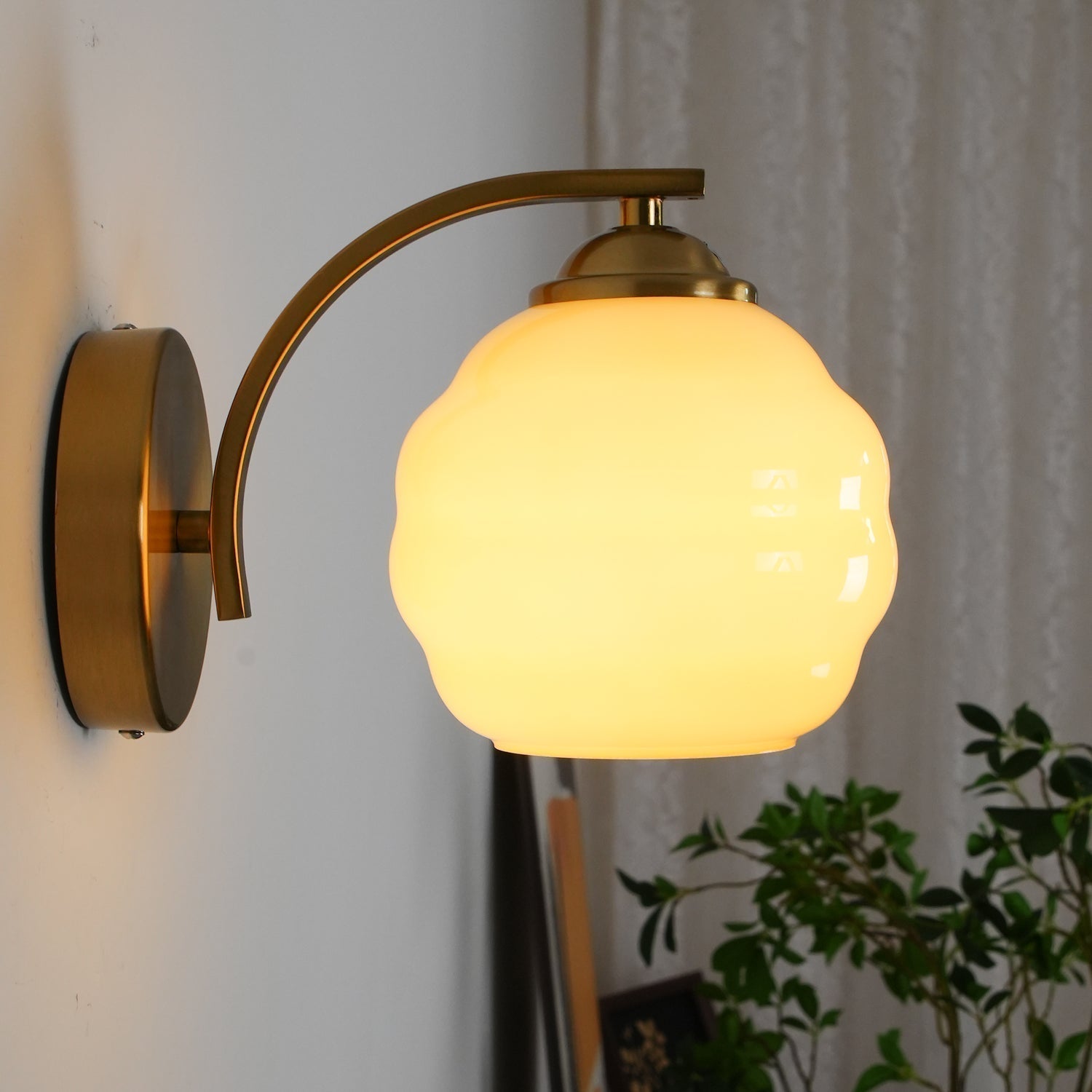 Art Deco Rippled Globe Glass Wall Sconce 1-Light