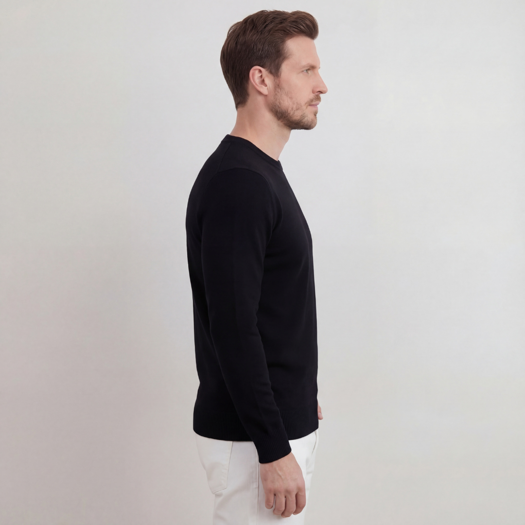 Suéter negro con cuello redondo