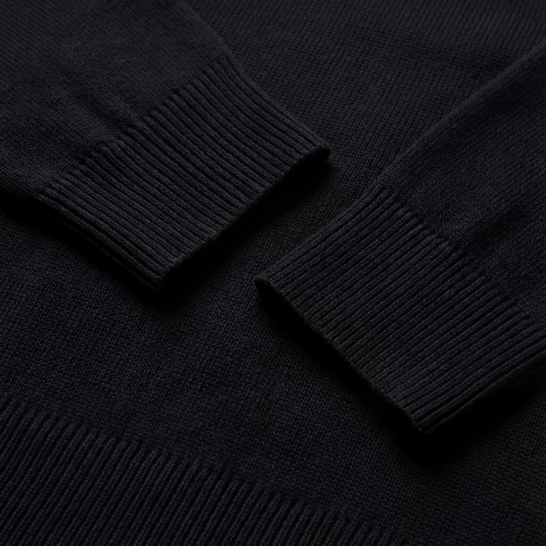 Schwarzer Pullover mit Rundhalsausschnitt