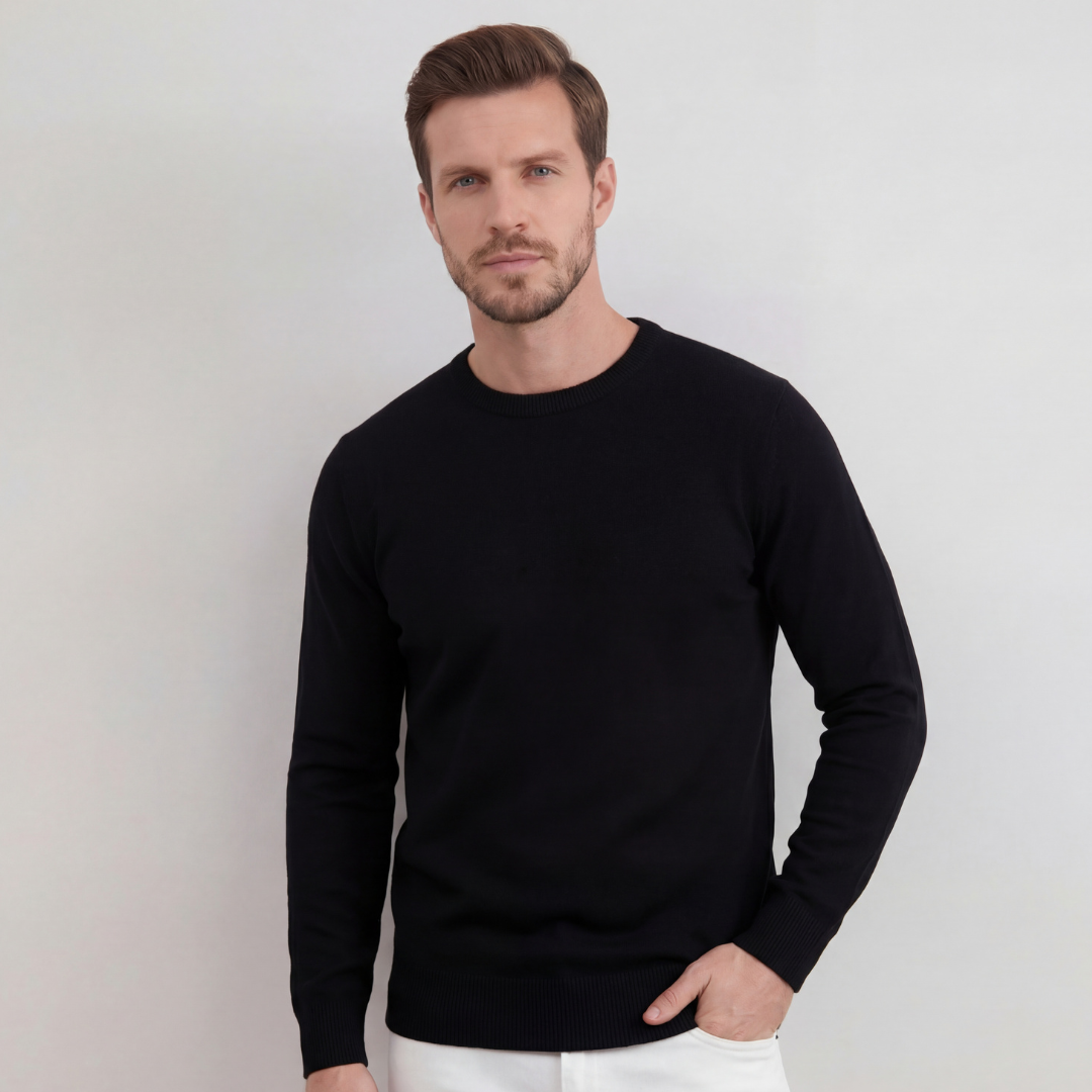 Suéter negro con cuello redondo