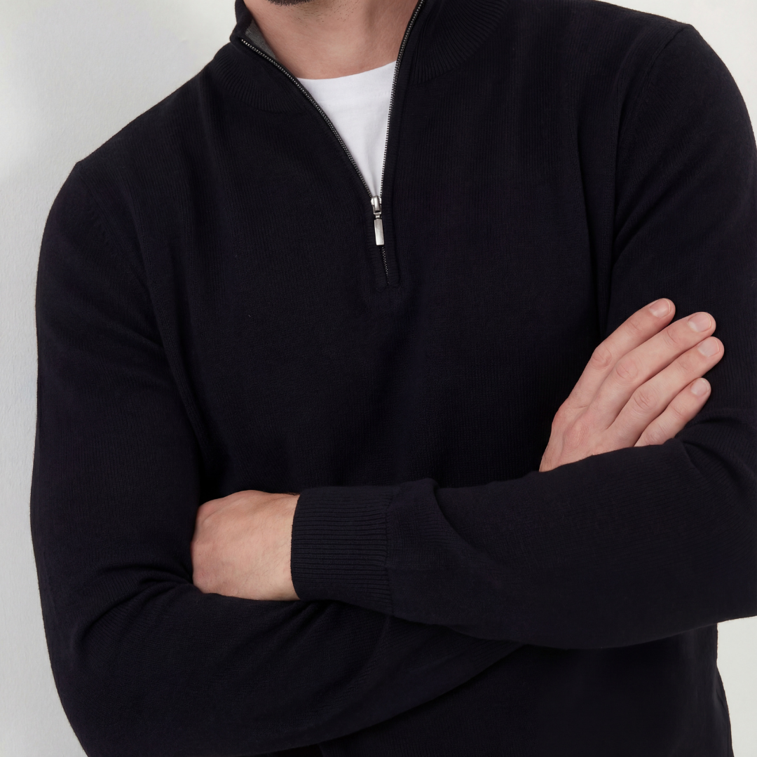 Schwarzer Pullover mit halbem Reißverschluss