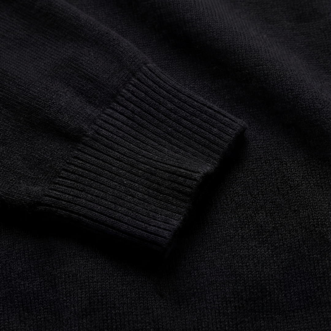 Schwarzer Pullover mit halbem Reißverschluss