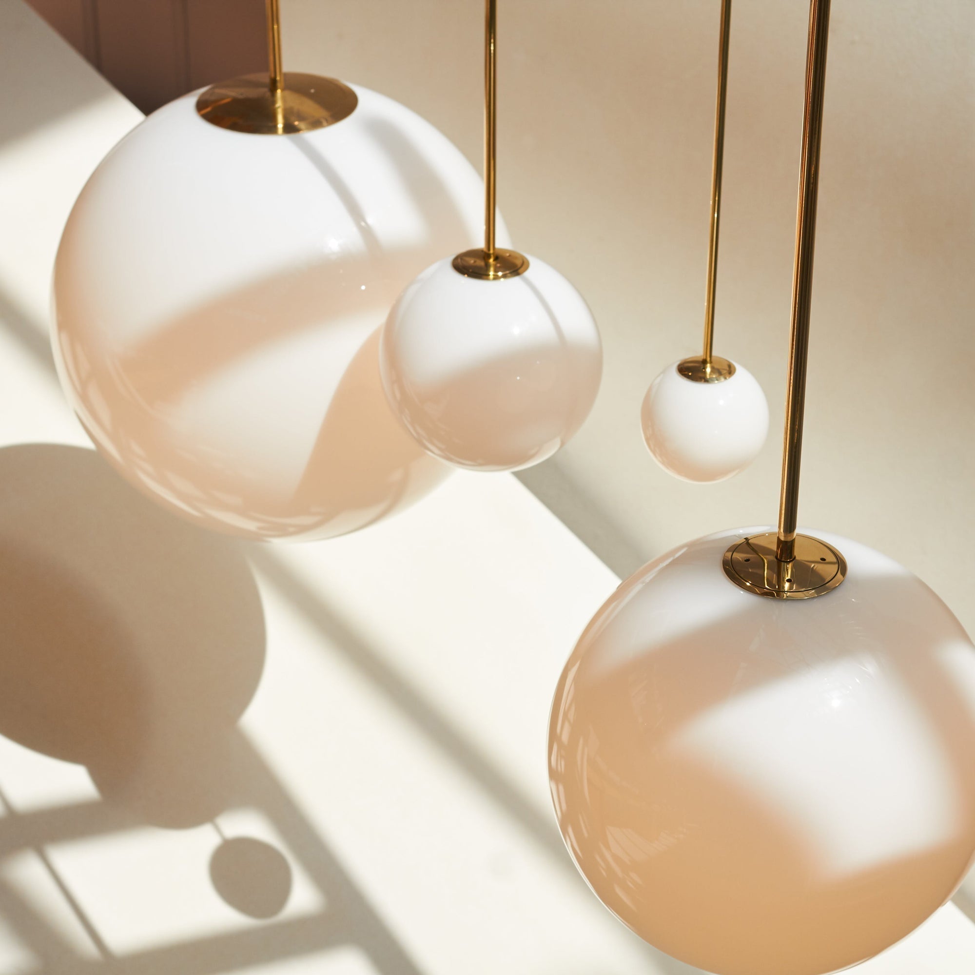 Lámpara colgante minimalista de globo de vidrio y latón 1 luz