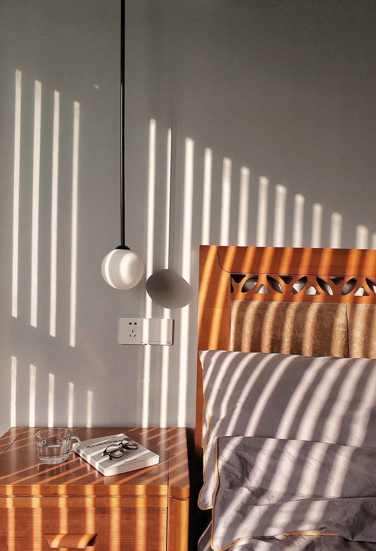 Lámpara colgante minimalista de globo de vidrio y latón 1 luz