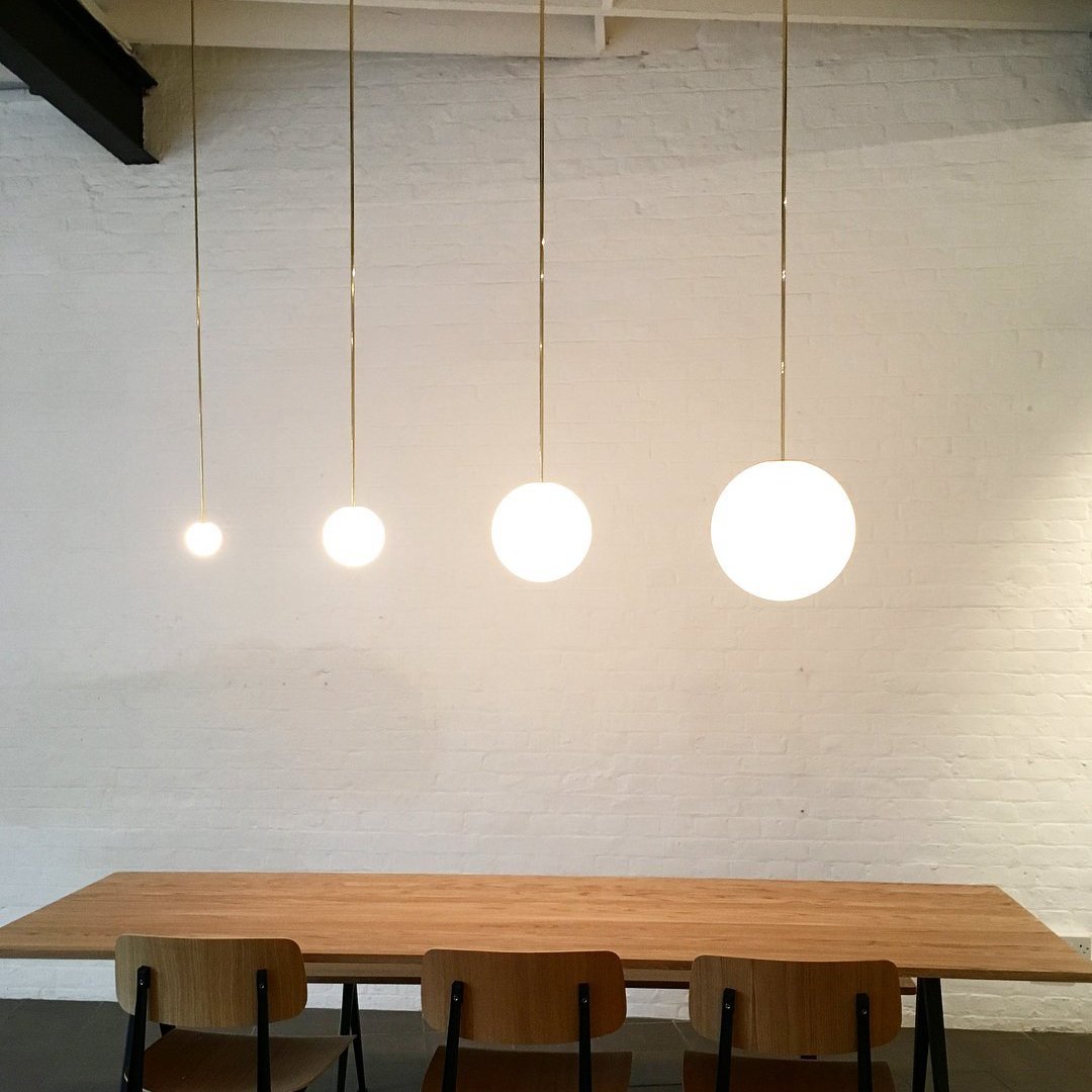 Lámpara colgante minimalista de globo de vidrio y latón 1 luz