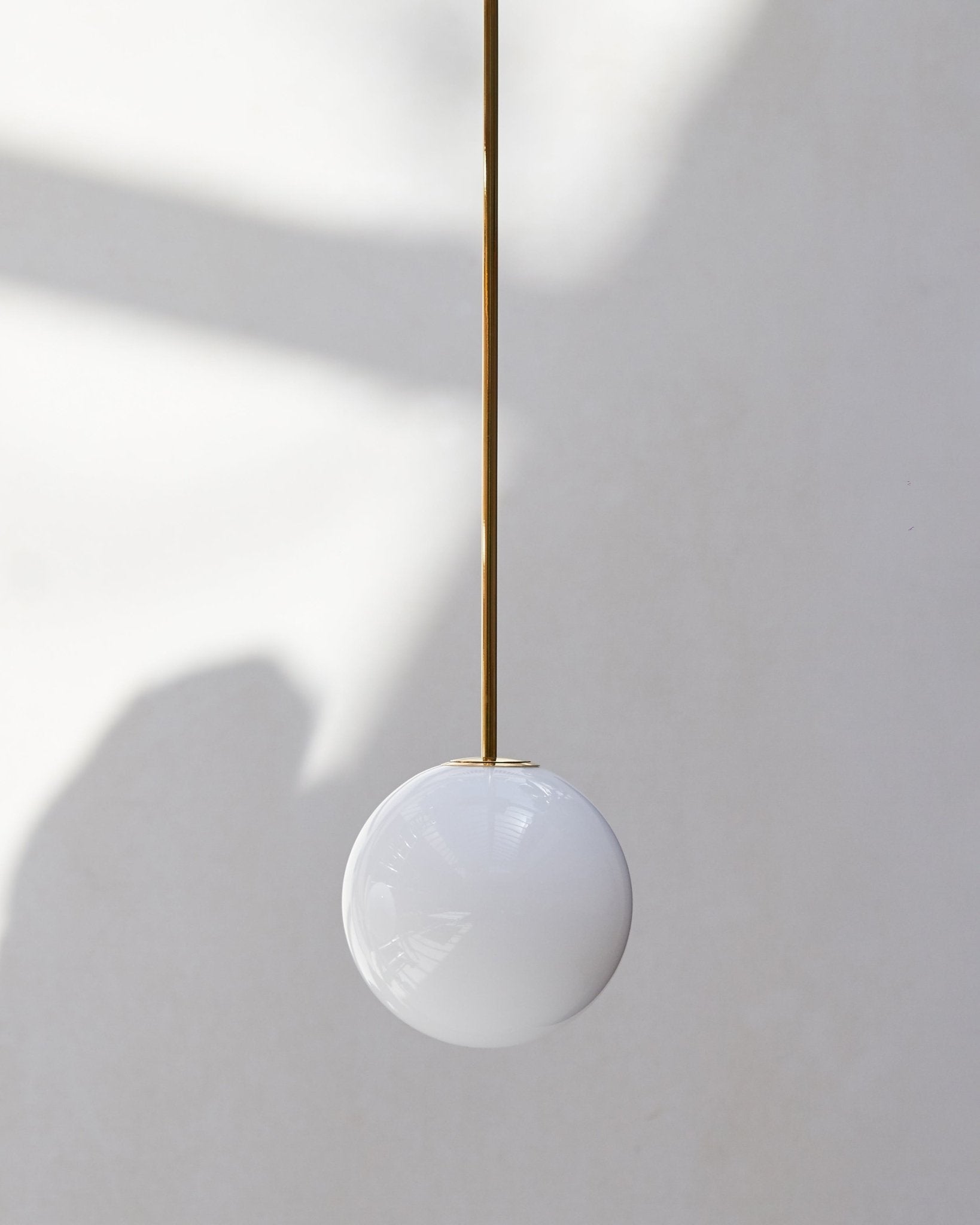 Lámpara colgante minimalista de globo de vidrio y latón 1 luz
