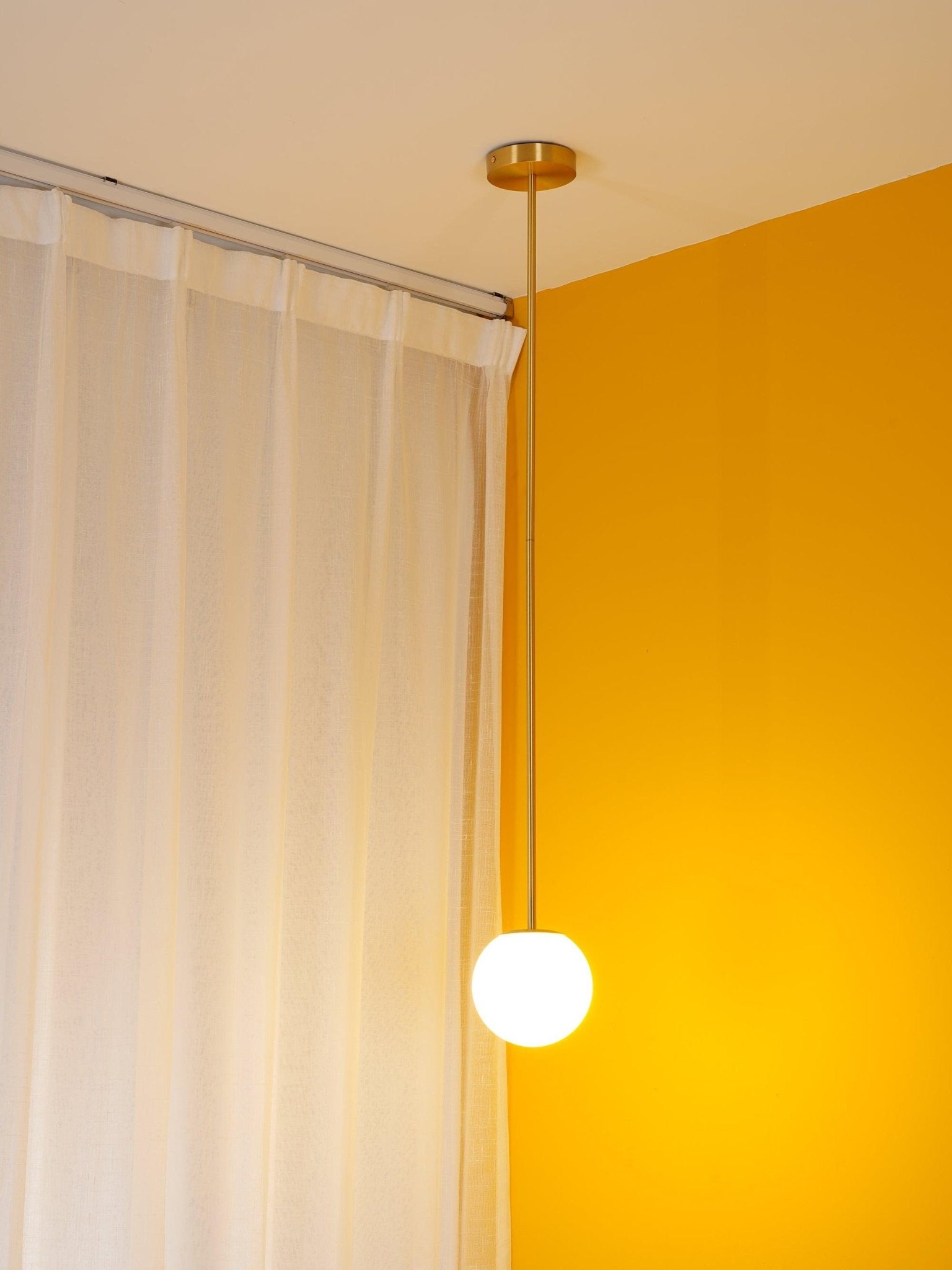 Lámpara colgante minimalista de globo de vidrio y latón 1 luz