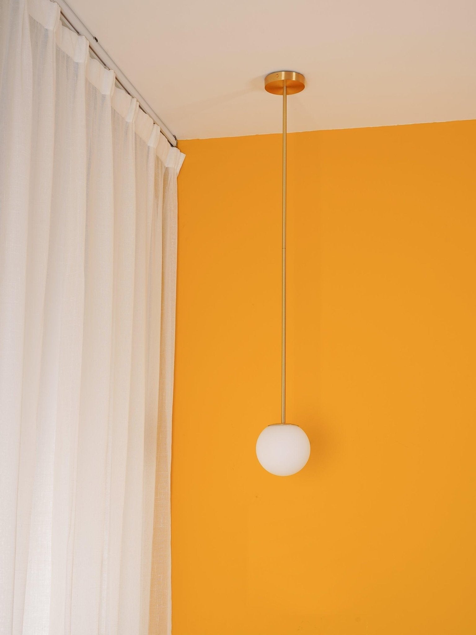 Lámpara colgante minimalista de globo de vidrio y latón 1 luz