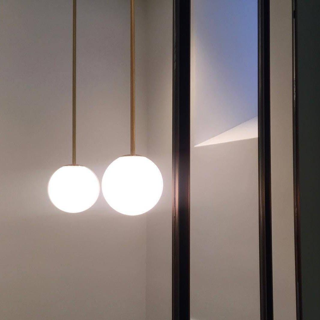 Lámpara colgante minimalista de globo de vidrio y latón 1 luz