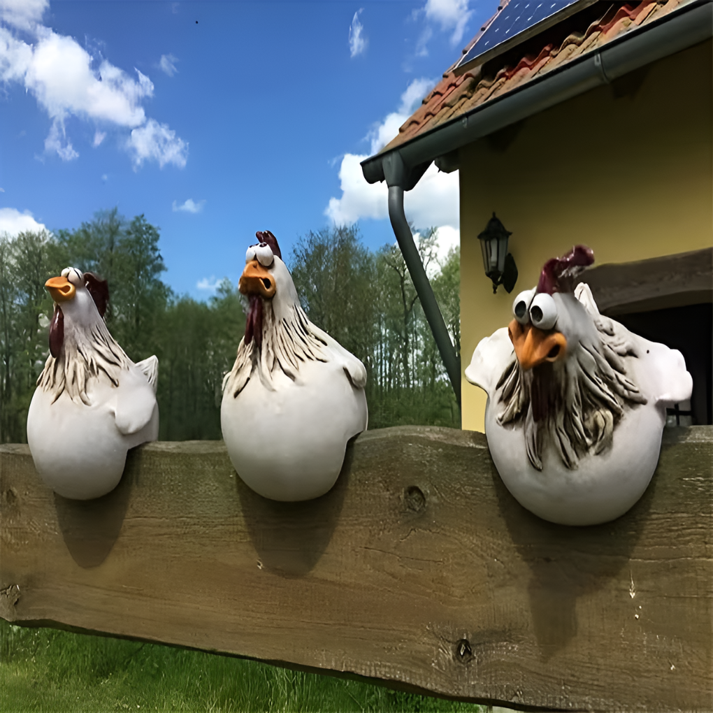 Adornos de cerca con gallos caprichosos