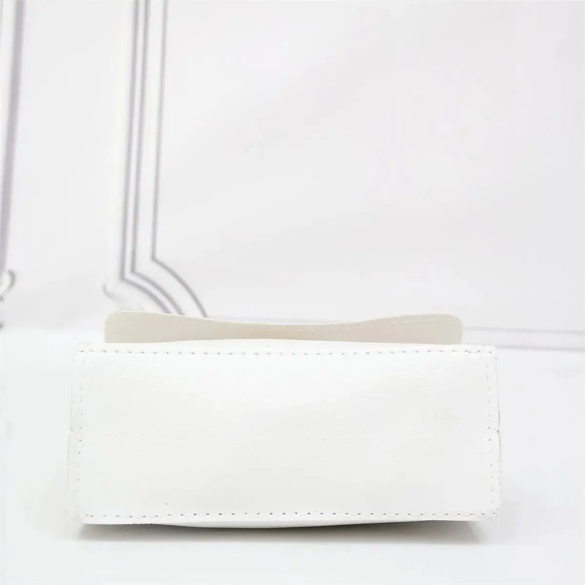 TOQUE DE ELEGANCIA | BOLSO CRUZADO ESTRUCTURADO CON ASA DE PAÑUELO