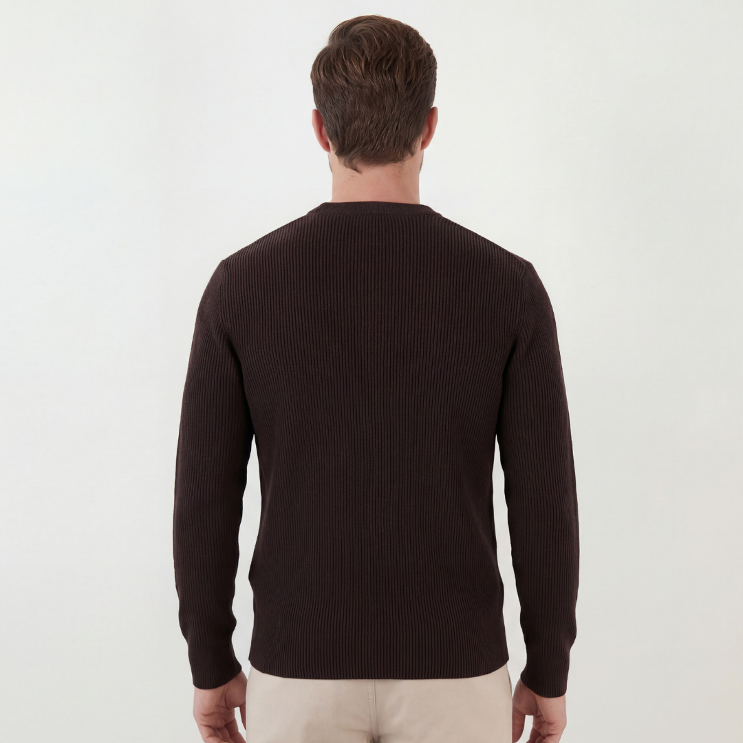 Dunkelbrauner gerippter Pullover