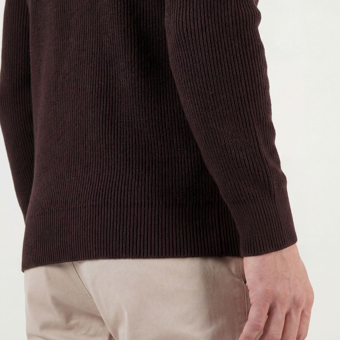 Dunkelbrauner gerippter Pullover