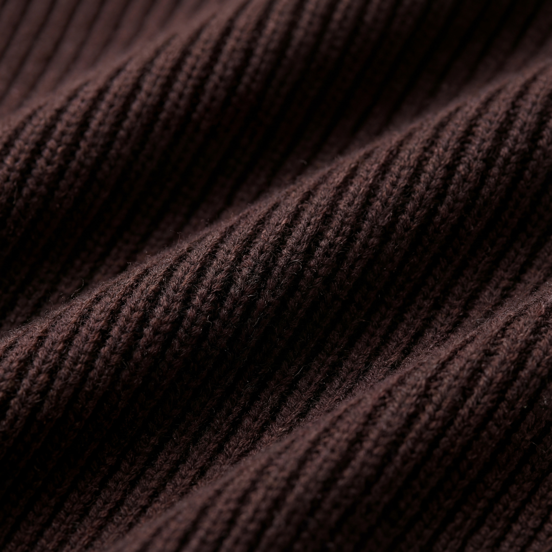 Dunkelbrauner gerippter Pullover