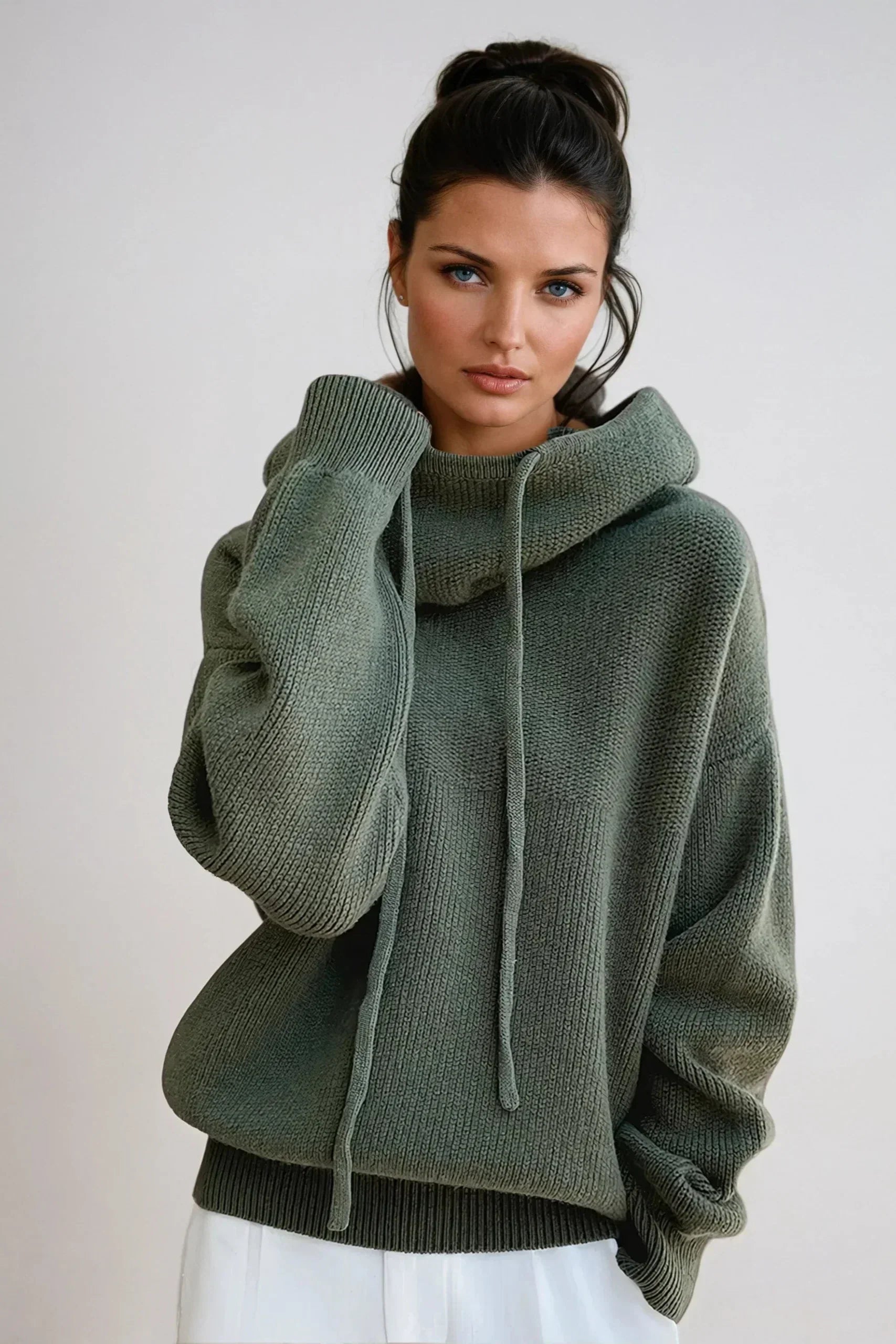 JERSEY DE CUELLO ALTO CON CAPUCHA DE PUNTO