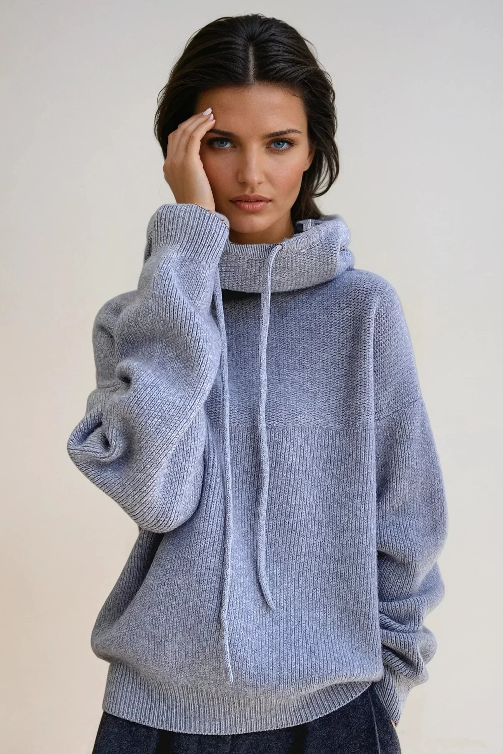 JERSEY DE CUELLO ALTO CON CAPUCHA DE PUNTO