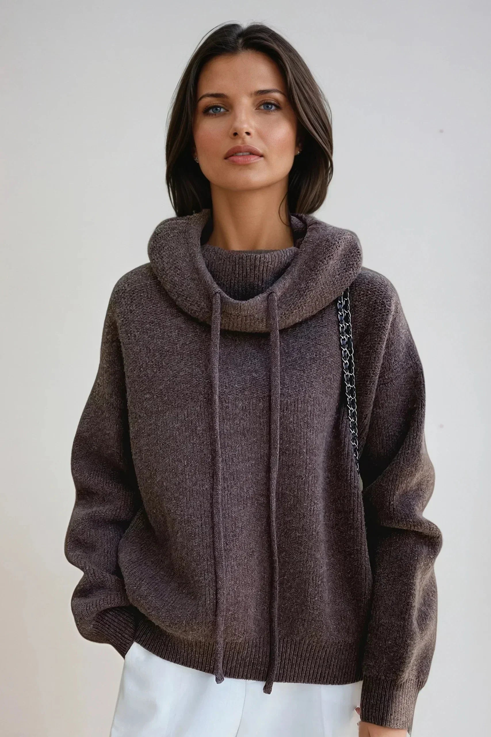 Gestrickter Kapuzenpullover mit Rollkragen