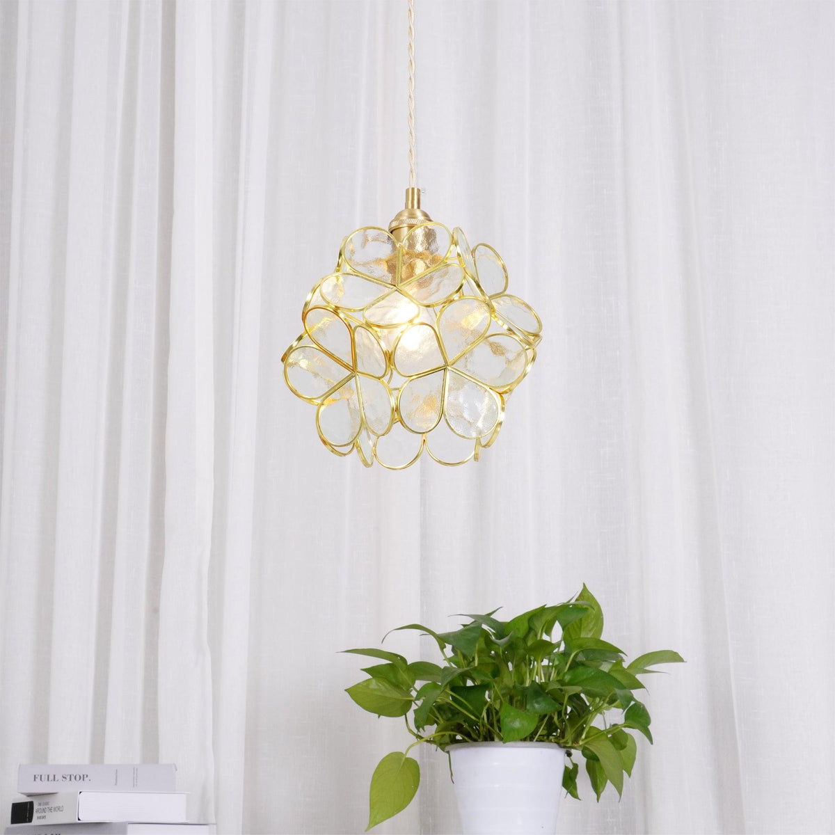 Lampadario vintage in ottone con globo in vetro floreale a 1 luce