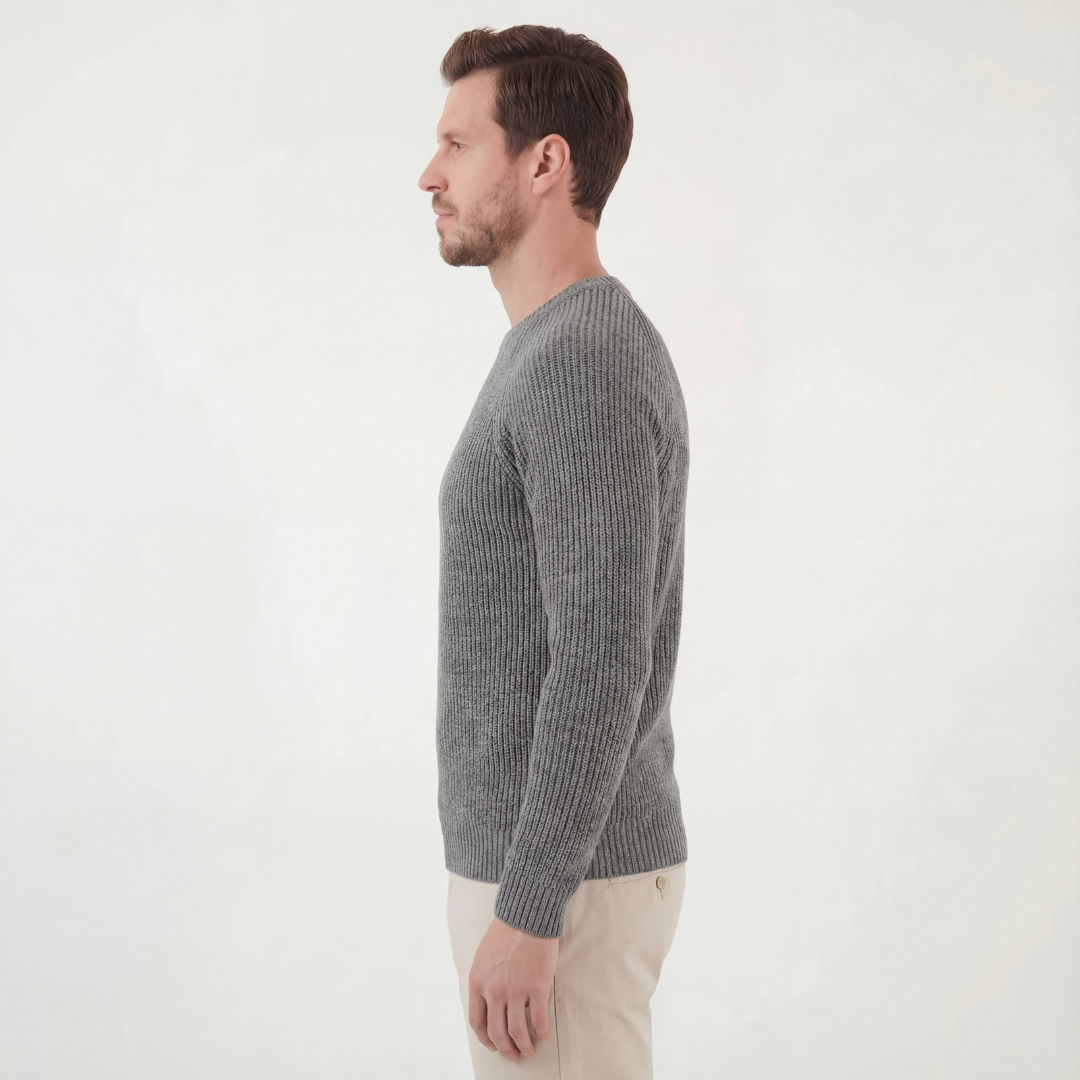 Suéter gris con cuello redondo y canalé inglés
