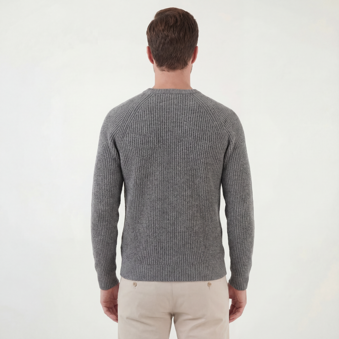 Suéter gris con cuello redondo y canalé inglés
