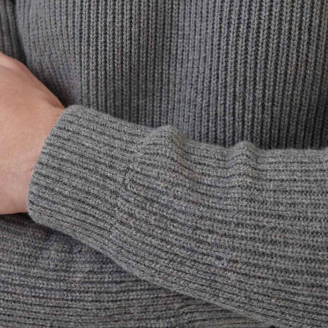 Suéter gris con cuello redondo y canalé inglés