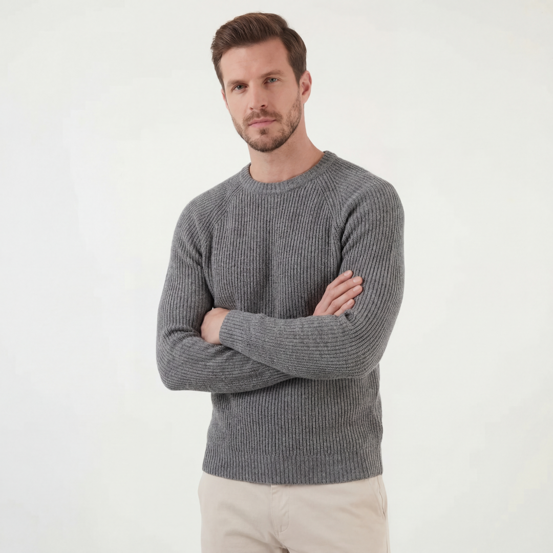 Suéter gris con cuello redondo y canalé inglés