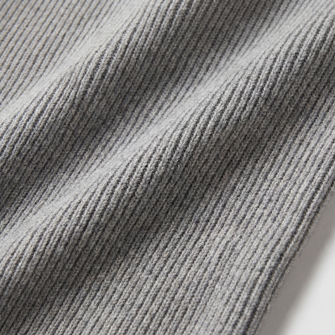 Grau melierter gerippter Pullover