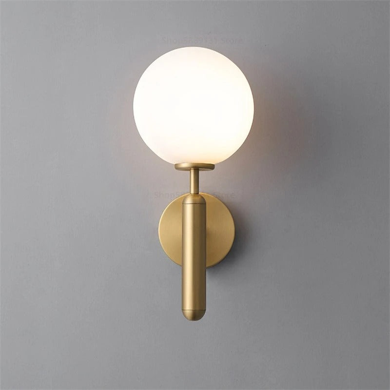 Aplique de pared nórdico de latón con globo de vidrio LED de 1 luz