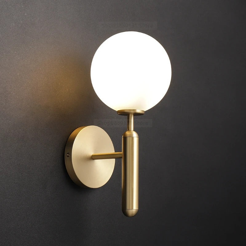 Aplique de pared nórdico de latón con globo de vidrio LED de 1 luz