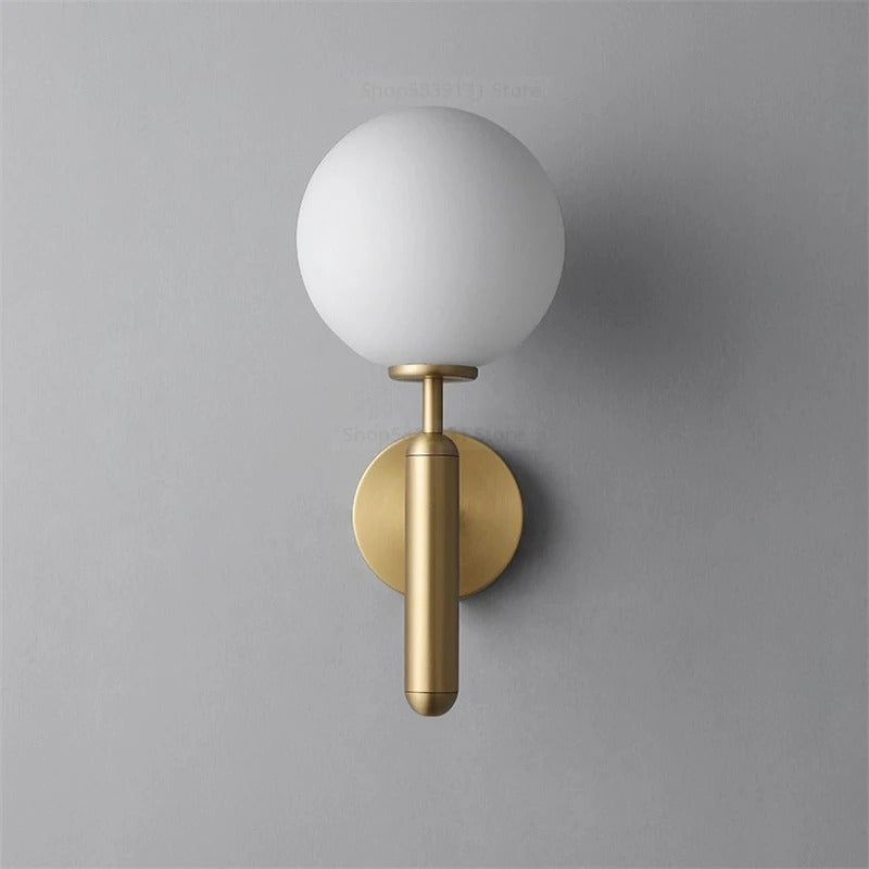 Aplique de pared nórdico de latón con globo de vidrio LED de 1 luz